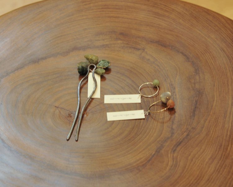 インド・グジャラート地方で採取される瑪瑙を使ったアクセサリー。左からかんざし3万1900円、指輪各3万800円。