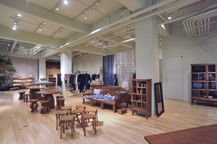 天井高で開放的な店舗空間が広がる。