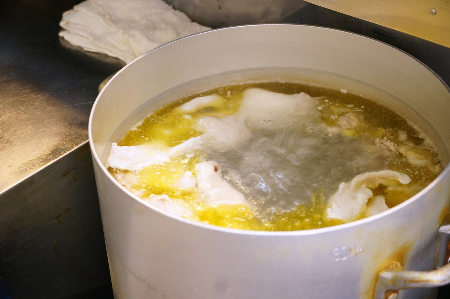 寸胴鍋に1日分のスープを仕込み、その日で使い切る。