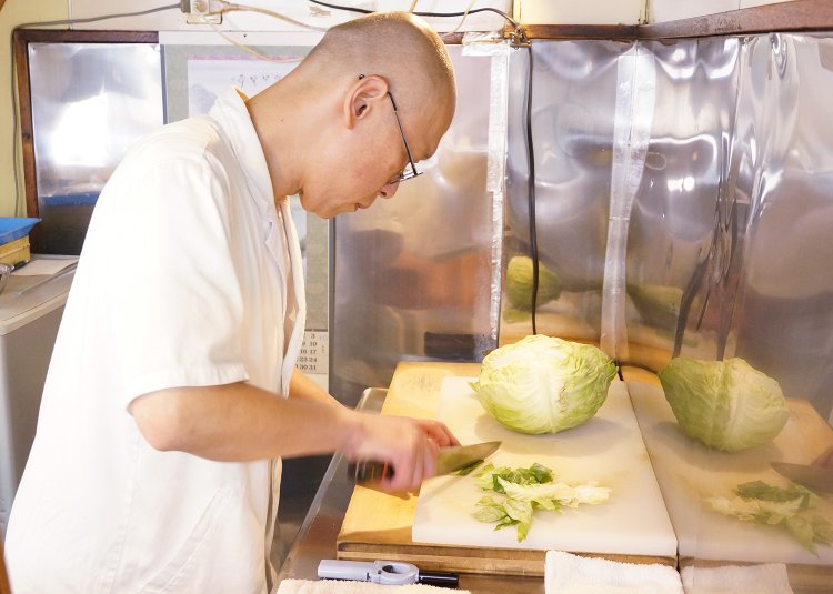 2000年に2代目を継いだ店主の濱さん。キャベツが白菜になるなど、季節によって入る野菜の変化も大切にしている。