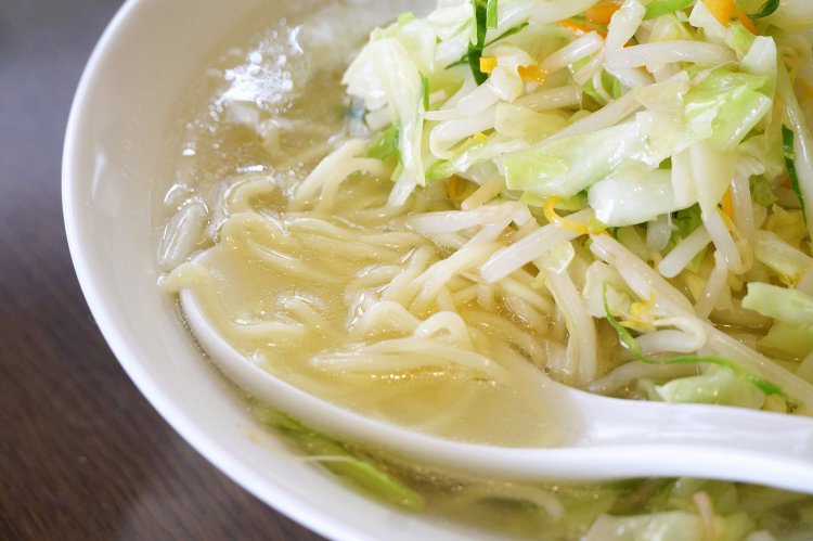 透き通ったスープと中太でつるつるの麺。