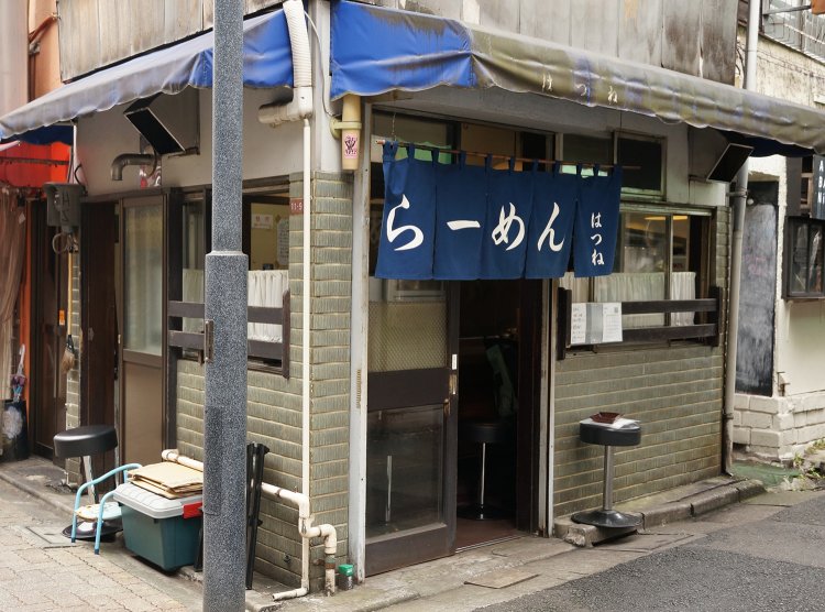 カウンター5席のみで、スープがなくなり次第終了。