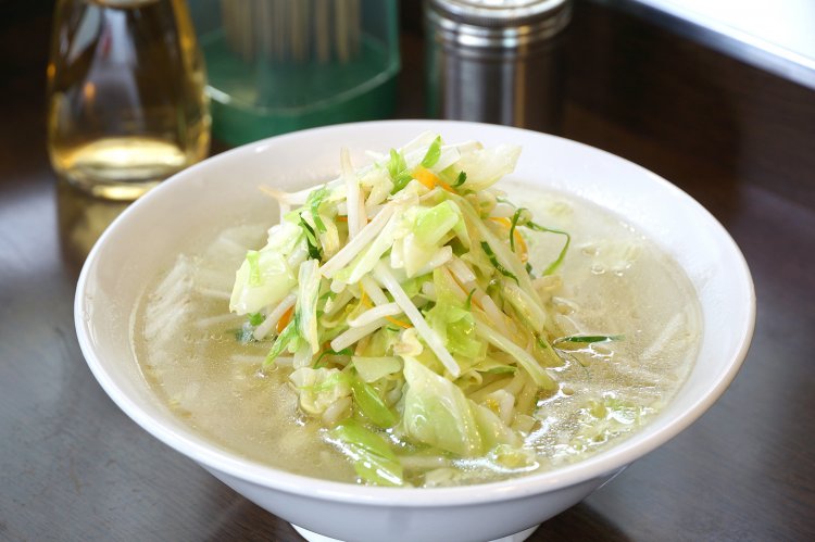 タンメン750円。キャベツ、もやし、ニンジンが入っていた。