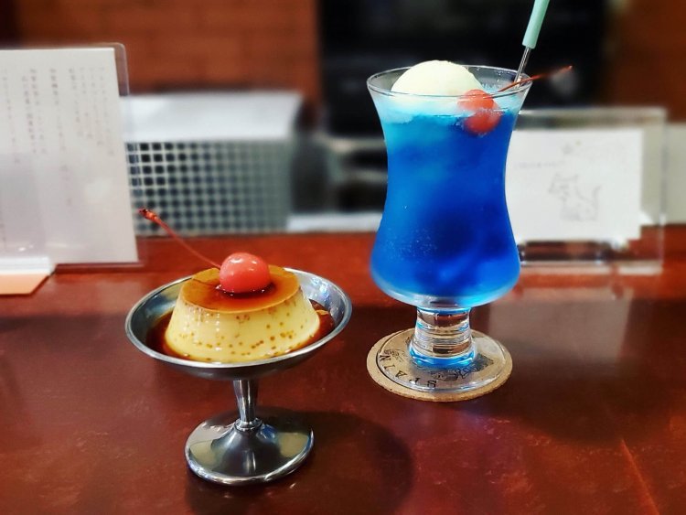 黒猫亭プリン 450円。クリームソーダ 750円。