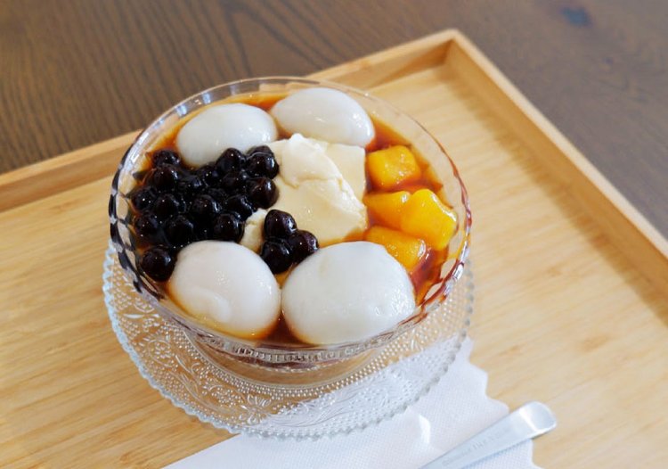 手作り豆花（写真は普通サイズ、トッピング1種追加）440円～。