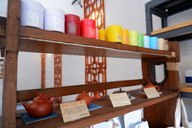 茶葉や茶器も販売。