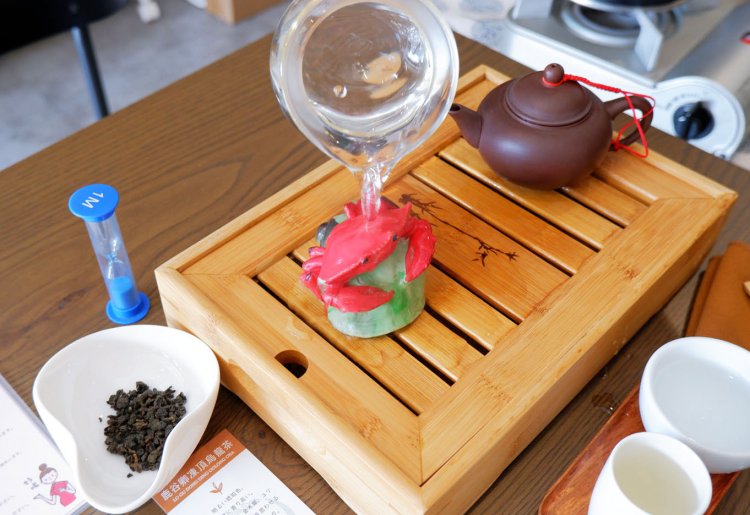 カニを模した茶玩。お湯をかけると鮮やかな色に。