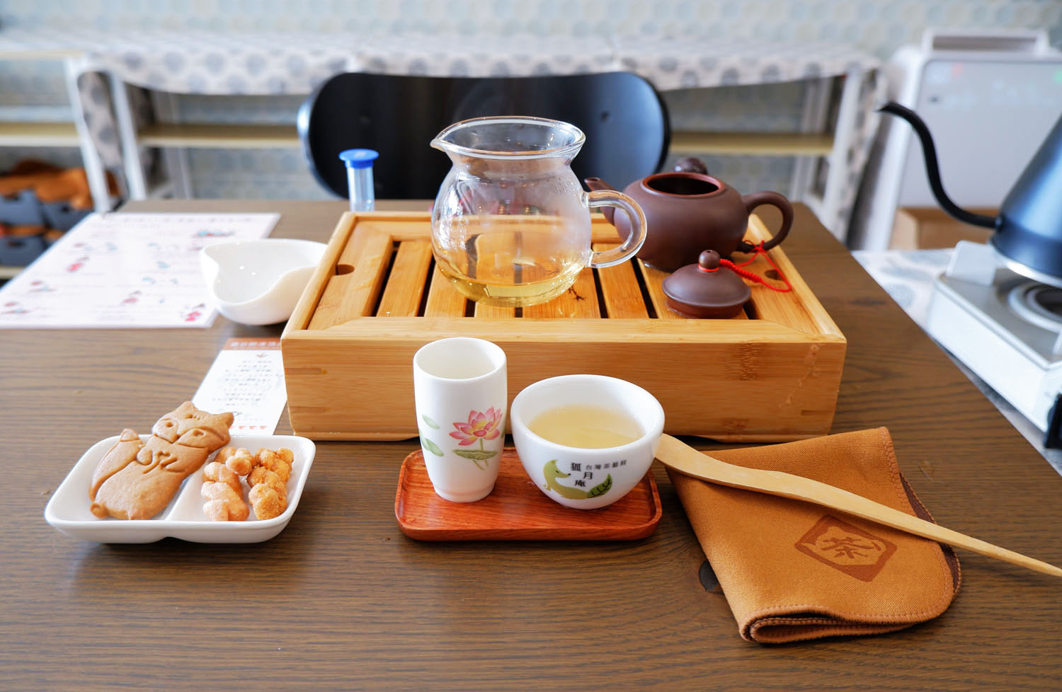 東方美人茶と蜜香紅茶各 150g茶缶付き 東方美人