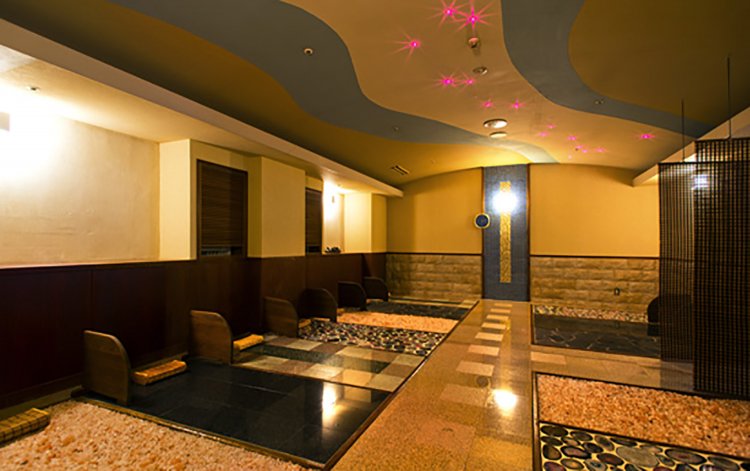  3階の「岩盤浴 彩」では5種類の天然鉱石が敷き詰められている。 