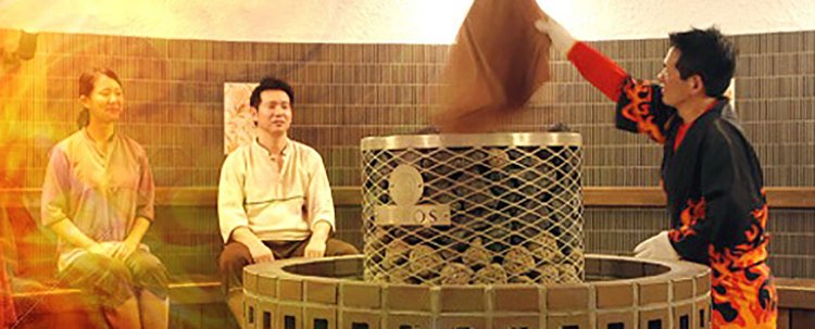 精鋭のスタッフがバスタオルで熱風を巻き起こす。 