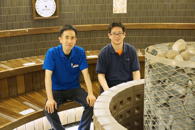 左が店長の篠田さん、右がスタッフの内藤さん。温泉施設で働くことで風邪をひきにくくなったそう。