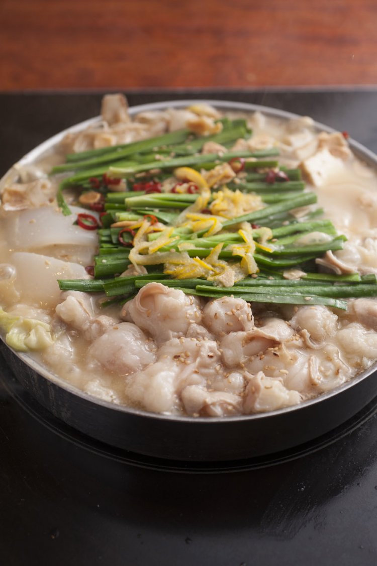 京都の厳選素材が満載の京風もつ鍋1628円。