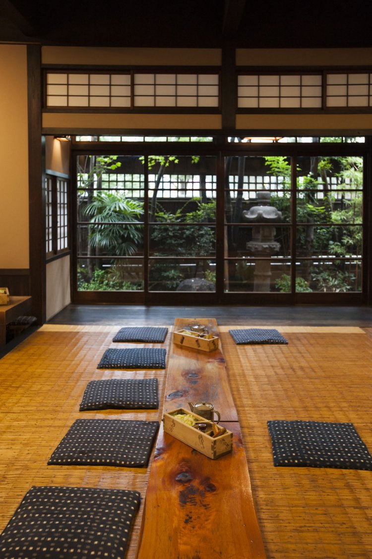 1階の入れ込み座敷は、江戸時代の形をそのまま残した風情になっている。