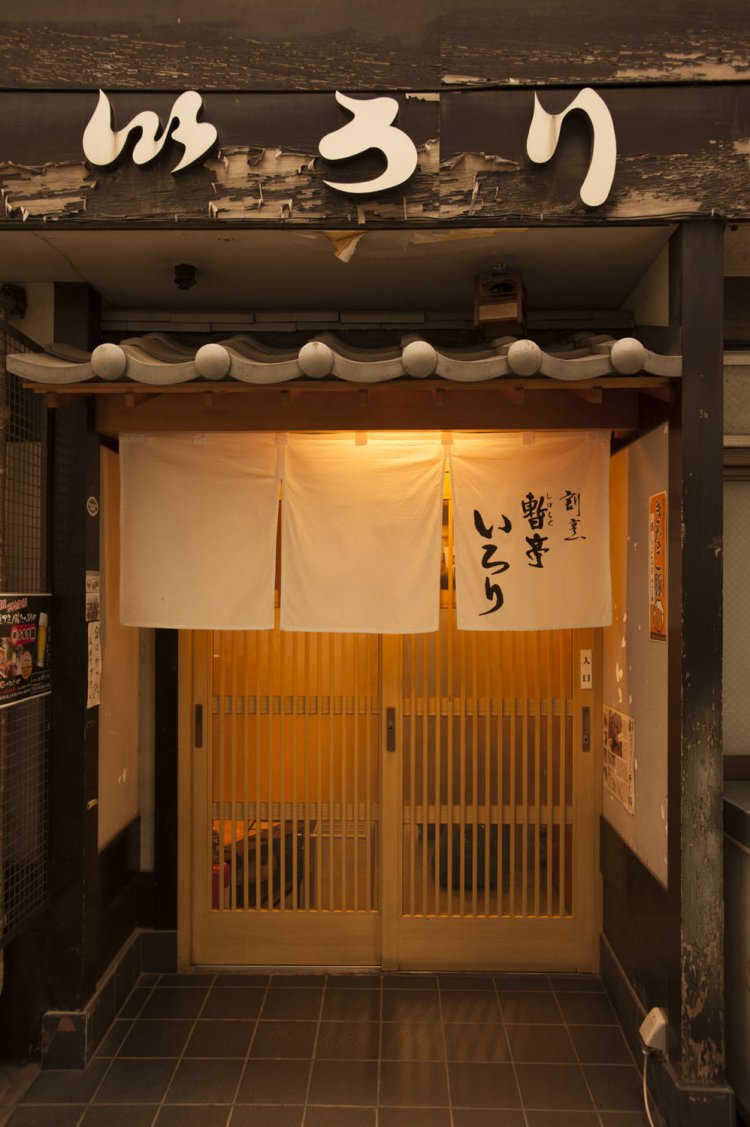 路地裏にたたずむ。