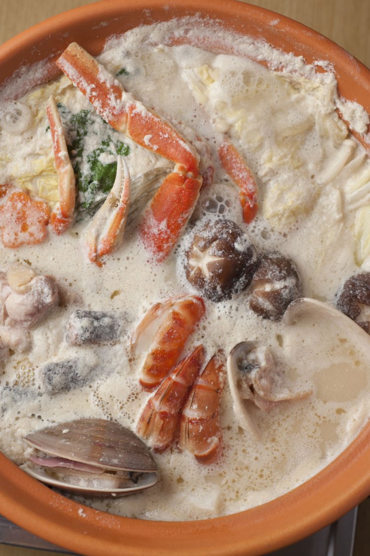 カニや地鶏など12種の具材が入る豆乳鍋1人前2750円。