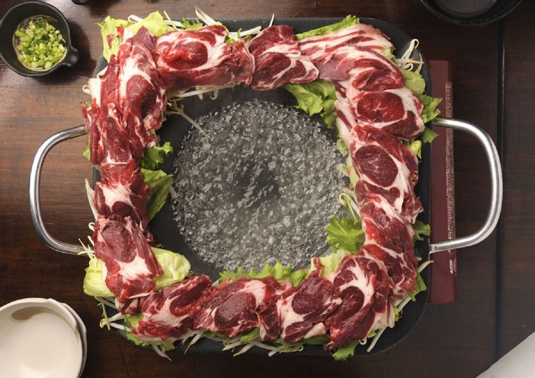 エゾ鹿肉と野菜のしゃぶしゃぶ1人前2160円(要予約。2人前~)。鹿肉は疲労回復にも効果あり。ポン酢タレに、薬味もお好みで。