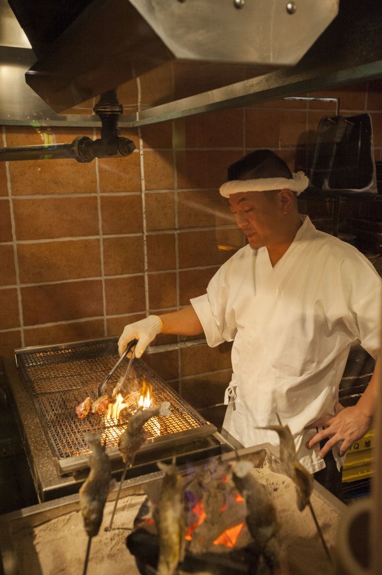 囲炉裏場からただよう炭焼きの香りが食欲をそそる。