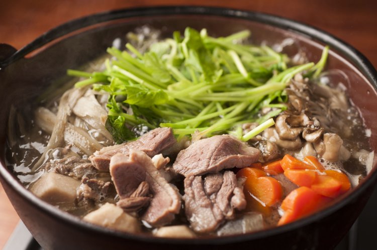 かつお節と醤油ベースのスープに、3種のジビエの滋味が溶け出したマタギ寄せ鍋1人前2138円(2人前~)。