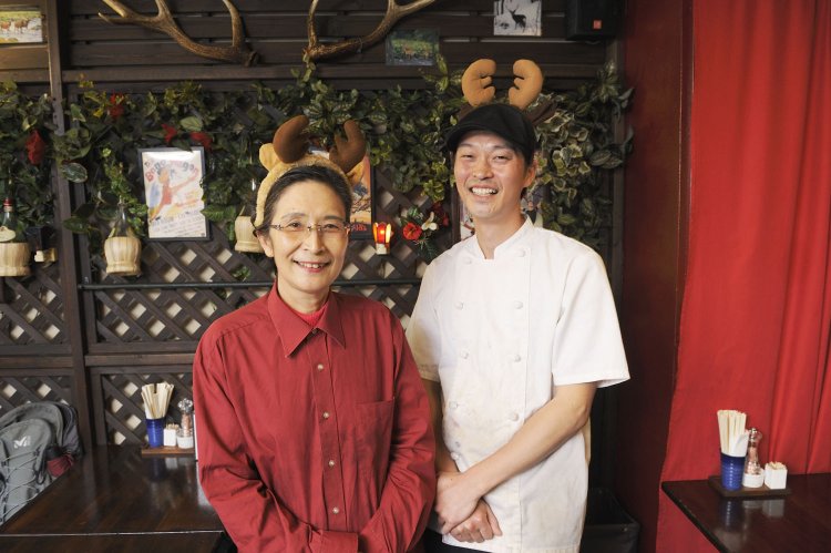 原田三枝子さん、大輝さん。家族経営の気取らないお店だ。