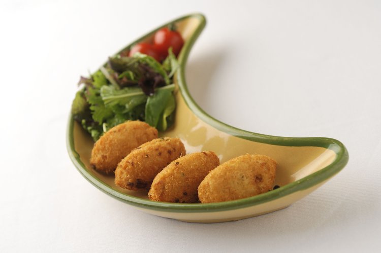 タラの塩漬けとジャガイモでつくる定番の郷土料理、バカリャウのコロッケ1000円。