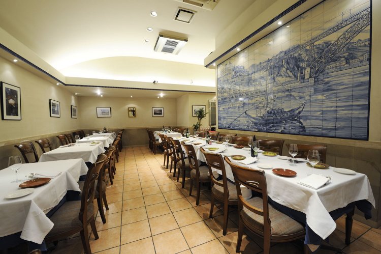 店内を彩るポルトガルのタイル、アズレージョ。伝統民謡ファドのライブも（感染拡大防止のため現在未定）。