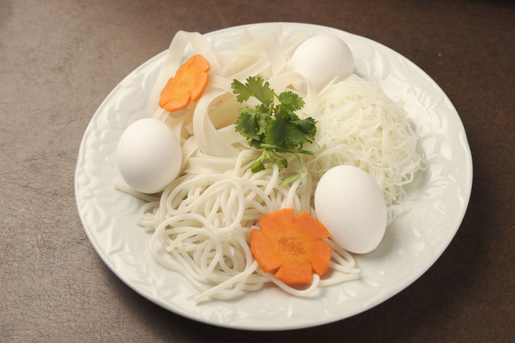 締めはビーフン、平麺、タピオカ麺の3種の麺を。卵を溶くとマイルドに。