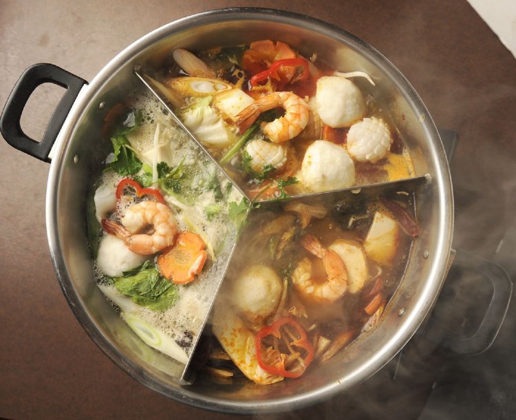 野菜もたくさん、3色のスチームボート3200円(3人前)。