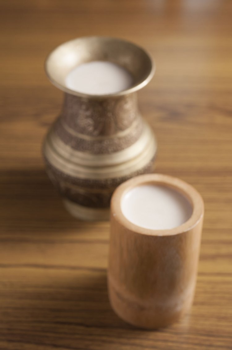 鍋のお供にはネパールのどぶろく、チャン660円(グラス)を。