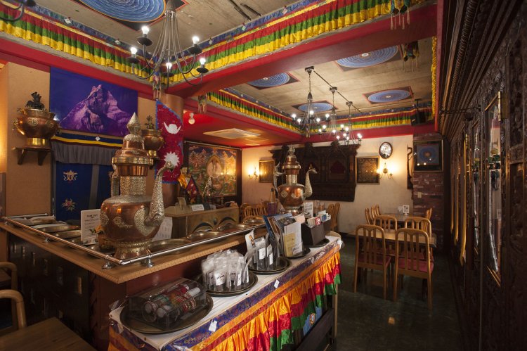 現地の職人による仏画や装飾。