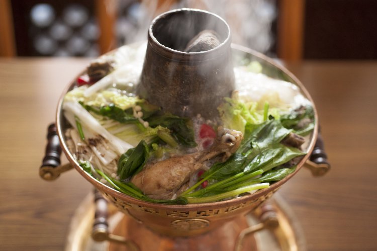 炭火で野菜もほくほく。ギャコック5500円(3~4人前。要予約)。銅製の鍋は店員のチョウデーさんによる手作り。