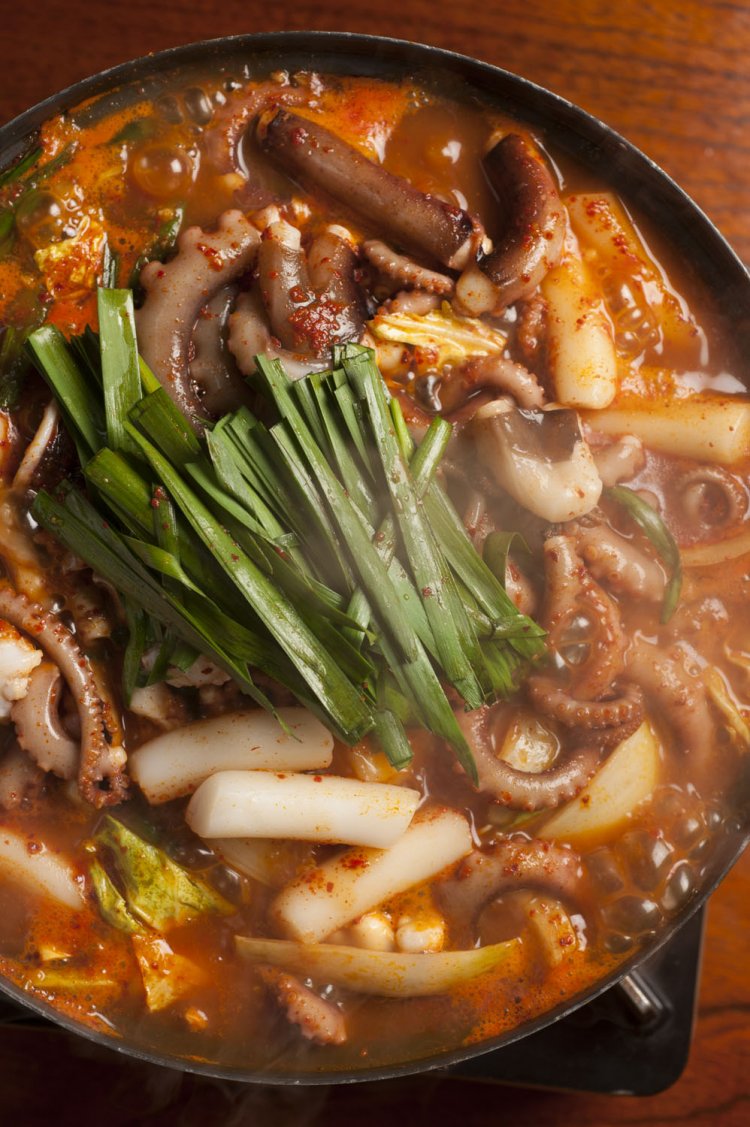 タコが小ぶりのときは2~3杯入る。タコ鍋4730円(2~3人前)。