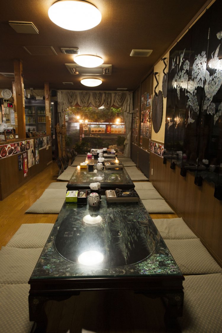 座敷中心の店内。