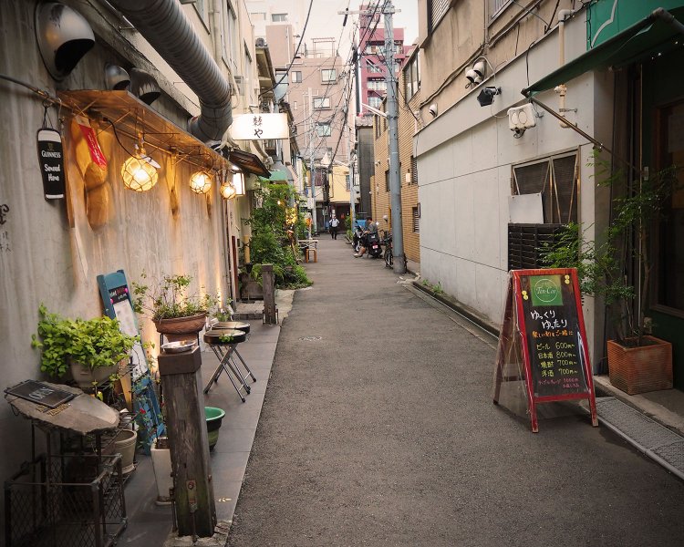 四谷荒木町の一角。いいお店がありそうな気配がプンプンします。