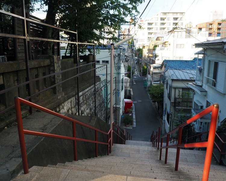 『君の名は。』ラストシーンの舞台、須賀神社の階段。