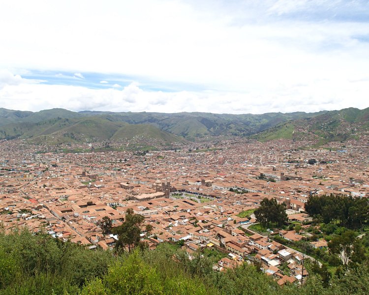 吉玉が2014年に撮影した、ペルーの首都・リマ。丘の上からスリバチを見下ろす構図で撮っています。ちなみにペルーは夫と行ったため、迷子にはなってません。