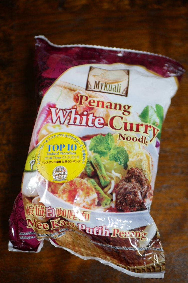 スープは赤いが「ホワイトカレー」。