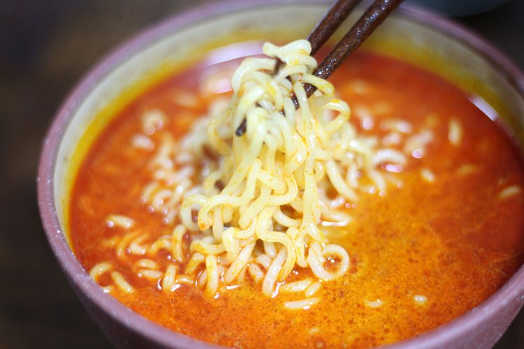 どう見ても超辛そうなスープ。実際に超辛いですが、クリーミーな甘さもあるのです！