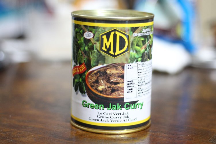 日本語表示のシールを缶の正面に貼っちゃうところも好感度大。