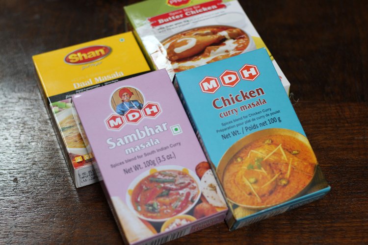 エスニック食材店に並ぶ、カレー用にミックスされたスパイス。国もブランドも種類も多種多様！