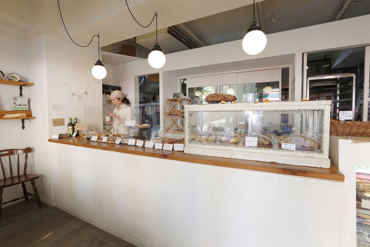 パンは味も香りもいい国産小麦を使用。納品先のレストランでパンを食べた人が買いにくることも。