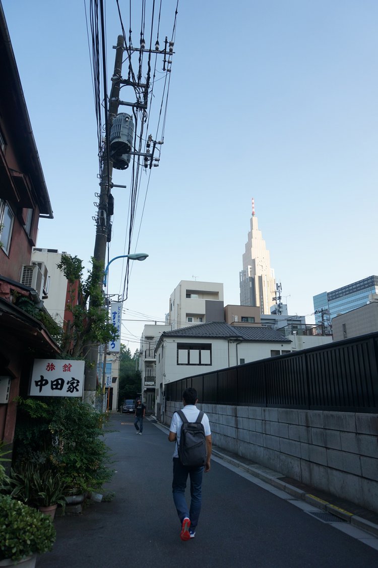 林芙美子が『放浪記』の中で泊まっていた「新宿の旭町の木賃宿」の旭町は、現在の新宿四丁目。今も古くからの旅館が軒を連ねる。