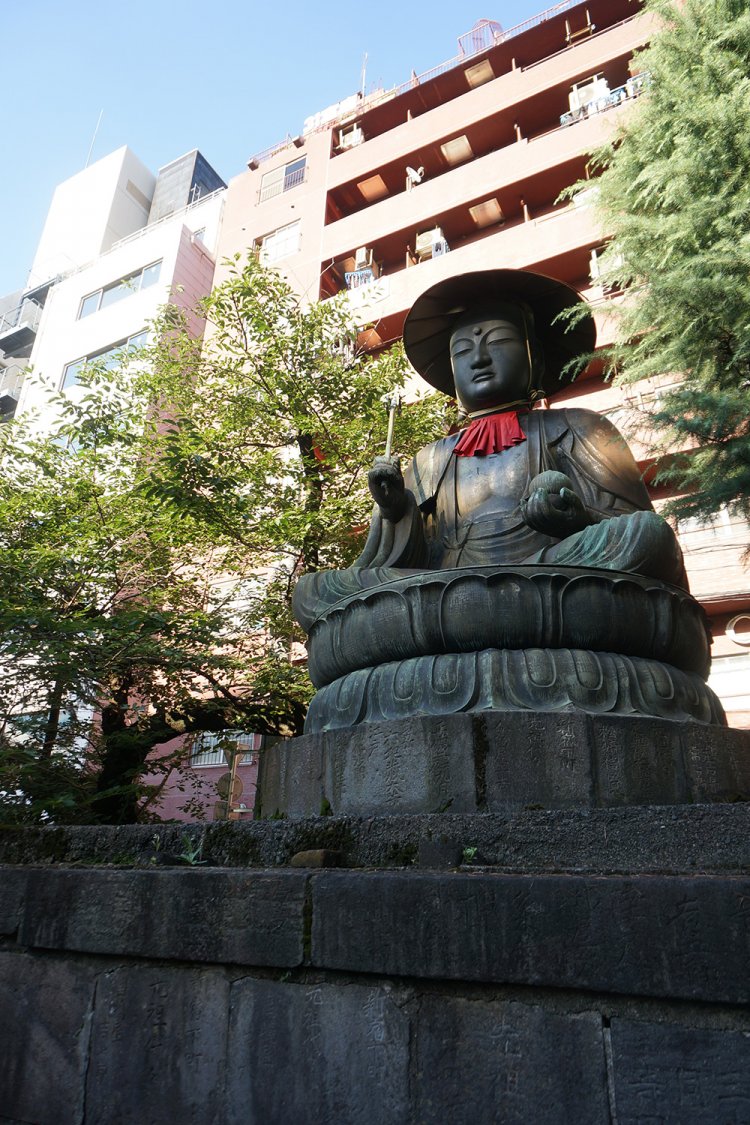 ちなみにこの銅造地蔵菩薩坐像には、映画『セーラー服と機関銃』（1981年）で薬師丸ひろ子も登っている。