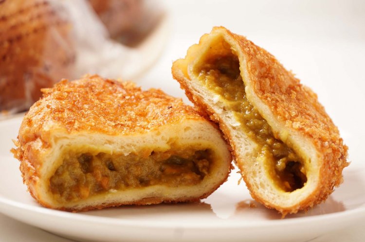 サクッとモッチリとしたパン、そしてギュウギュウに詰まったカレーがすぐに口の中にあふれ出してくる。元祖カレーパン259円は甘口、辛口カレーパンは270円。