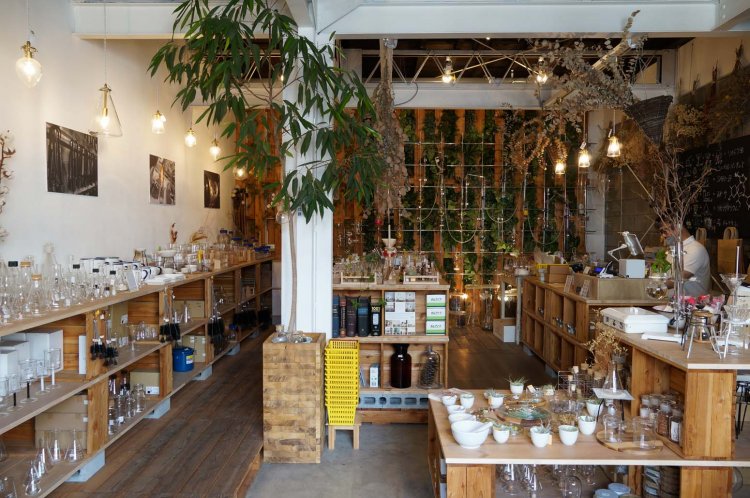 所狭しと並ぶガラス製品、学校の理科室を彷彿させる店内。