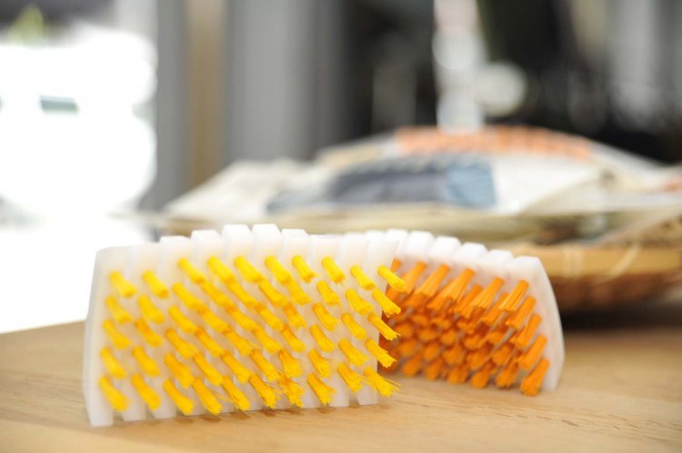 黄色が柔らかめオレンジ色が堅めの、野菜洗い丸まるブラシ各460円。