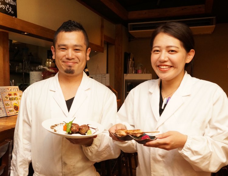 左が店長の中本さん。右は、この日が初出勤というスタッフの朝日さん。