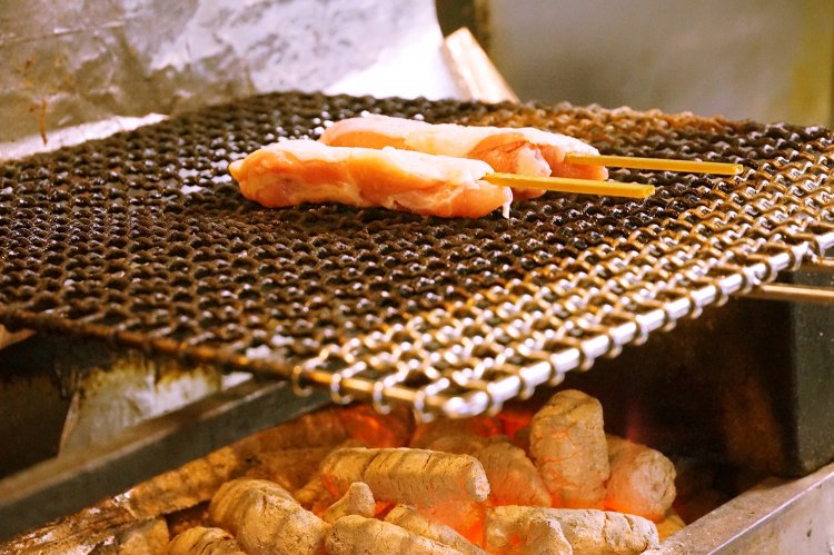 炭火と網との距離がかなり遠い。そのため時間をかけて焼く。