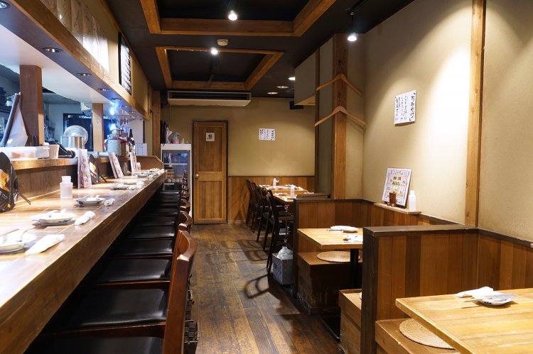 落ち着いた照明のシックな店内で、デートにもぴったり。