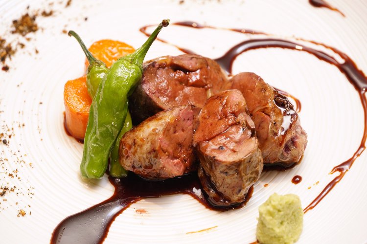 鶏レバーと豚の網脂を使用。フレンチのような見た目。