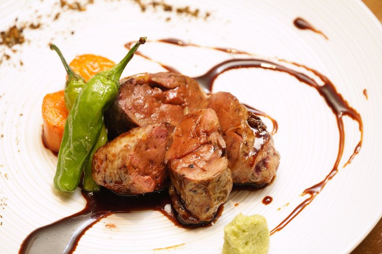 鶏レバーと豚の網脂を使用。フレンチのような見た目。 